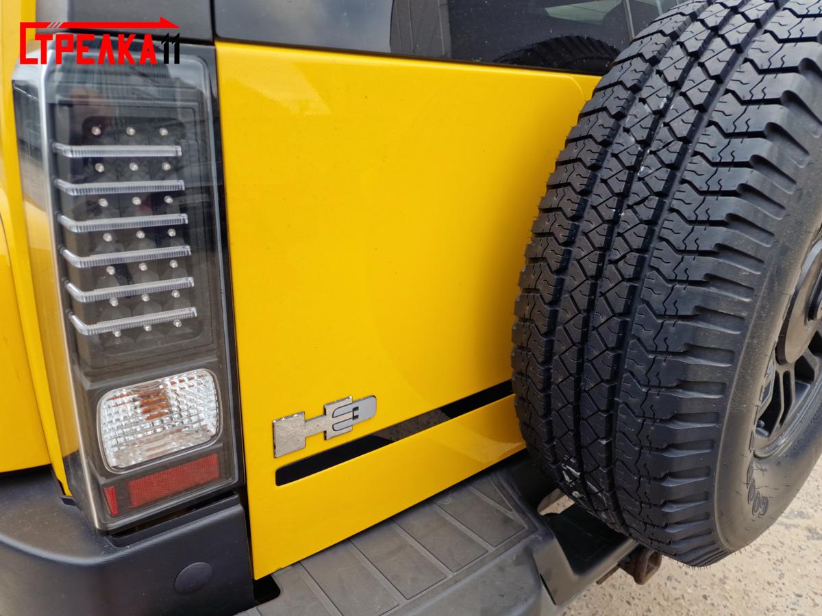 На заднюю дверь багажника