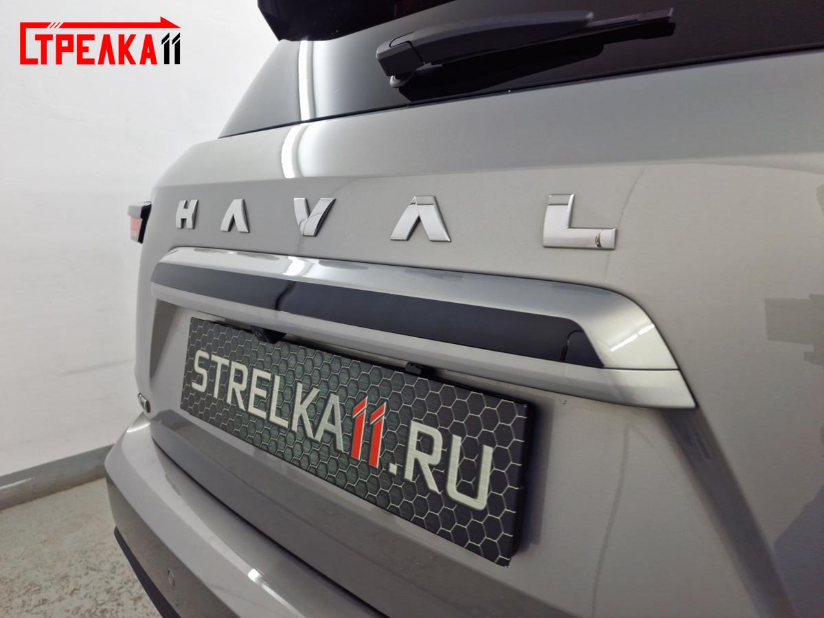 На крышку багажника