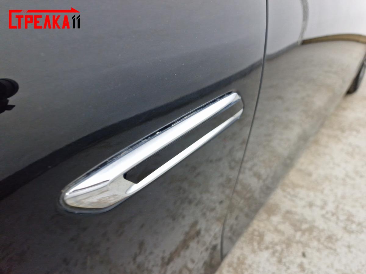 На передние крылья