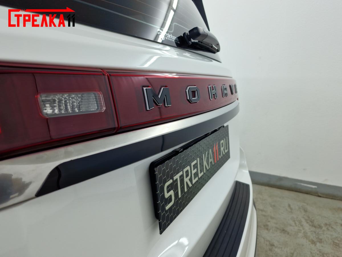 На крышку багажника